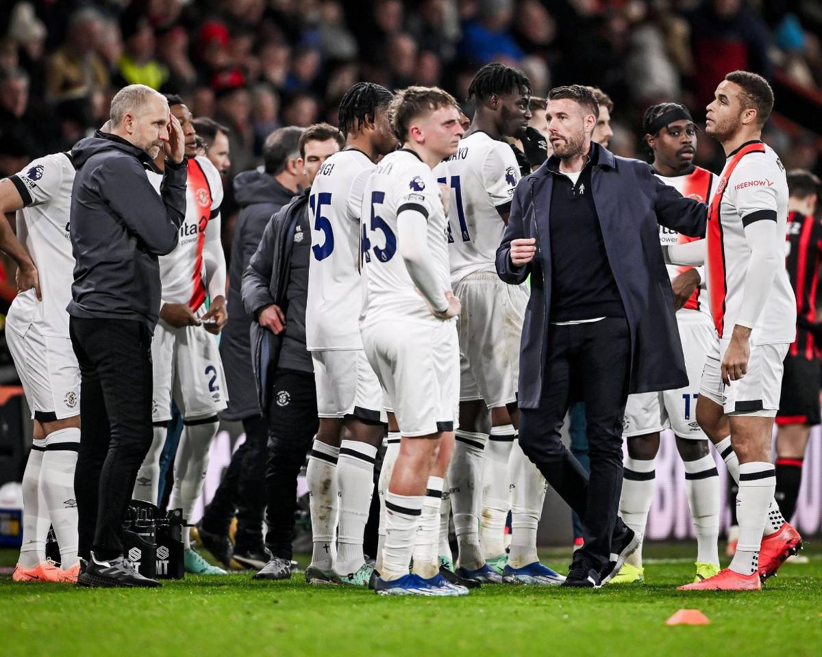 ¡Terrorífico momento! Así se desplomó jugador de la Premier League y esto dicta el parte médico (FOTOS)