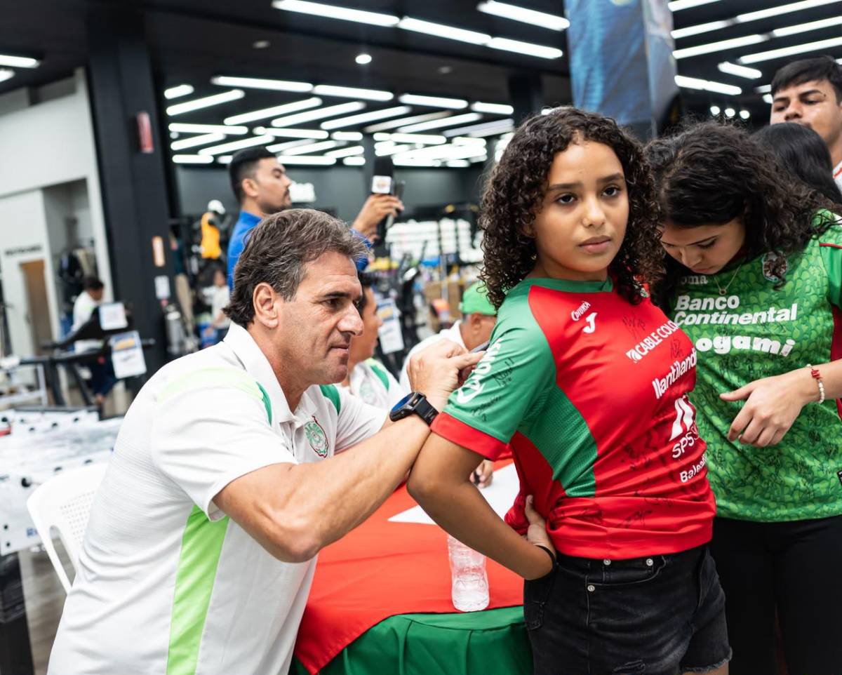 ¡Locura! El niño que conquistó el corazón de Marathón y se “tatuó” las firmas en la piel