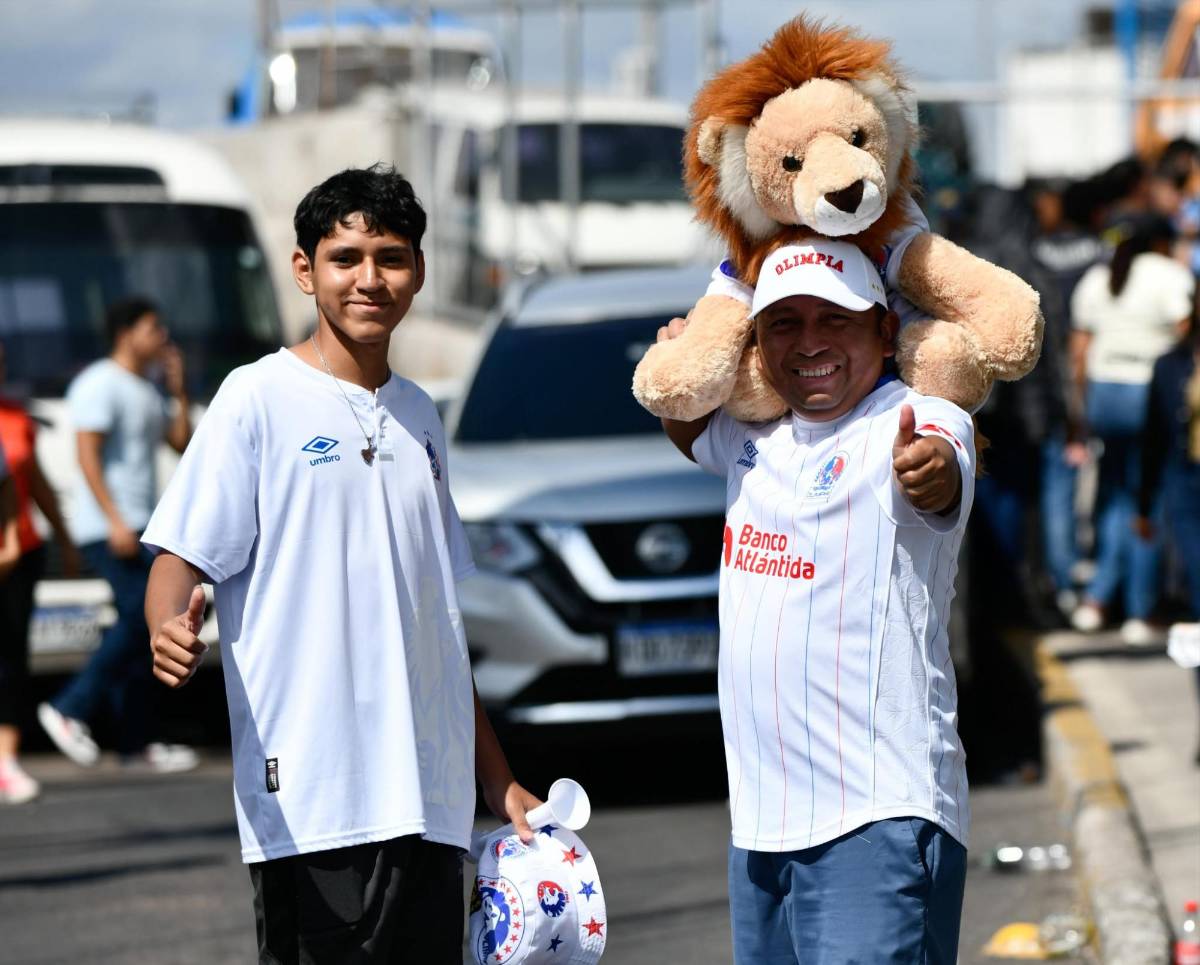 Espectacular llegada de la Ultra Fiel, la chica de Olimpia que fue la sensación y llenazo en el Chelato Uclés para la final