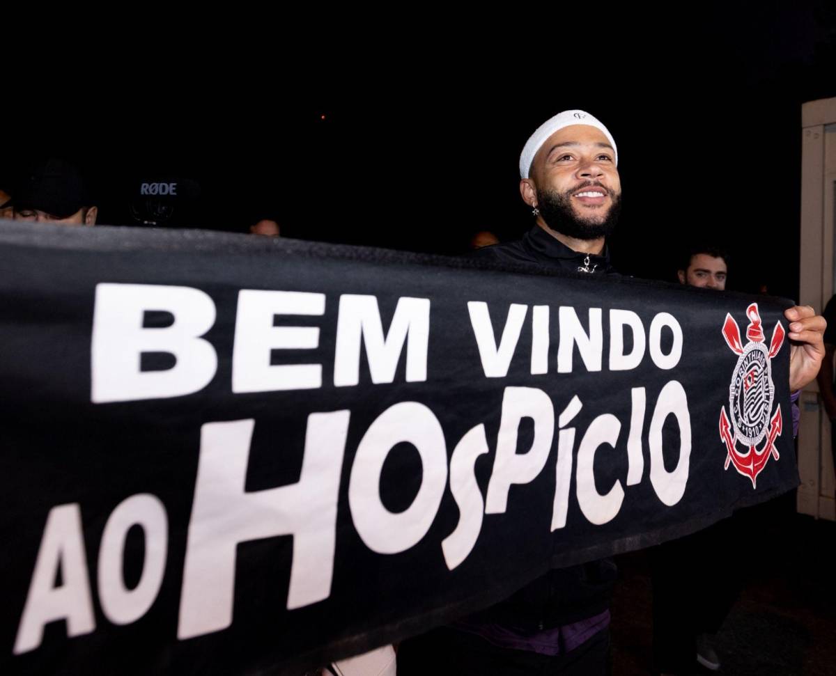 Llegó en helicóptero, su dorsal y locura de los hinchas: Así fue la presentación de Memphis Depay con el Corinthians de Brasil