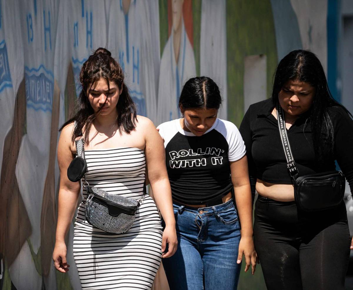 ¿Quién es la hermosa señorita de la Cruz Roja? mundialista y Batman se hacen presentes en el derbi Real España vs Marathón