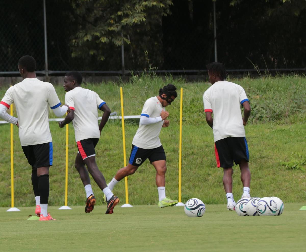 Espinel en vilo: tres futbolistas de Olimpia encienden las alarmas en pleno entreno