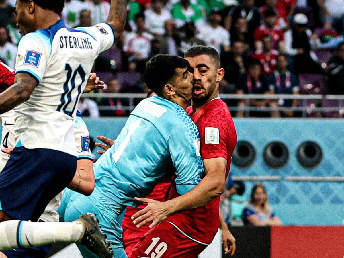 FOTOS: Portero de Irán se fue en camilla luego de recibir terrible golpe de su propio compañero en el Mundial de Qatar 2022