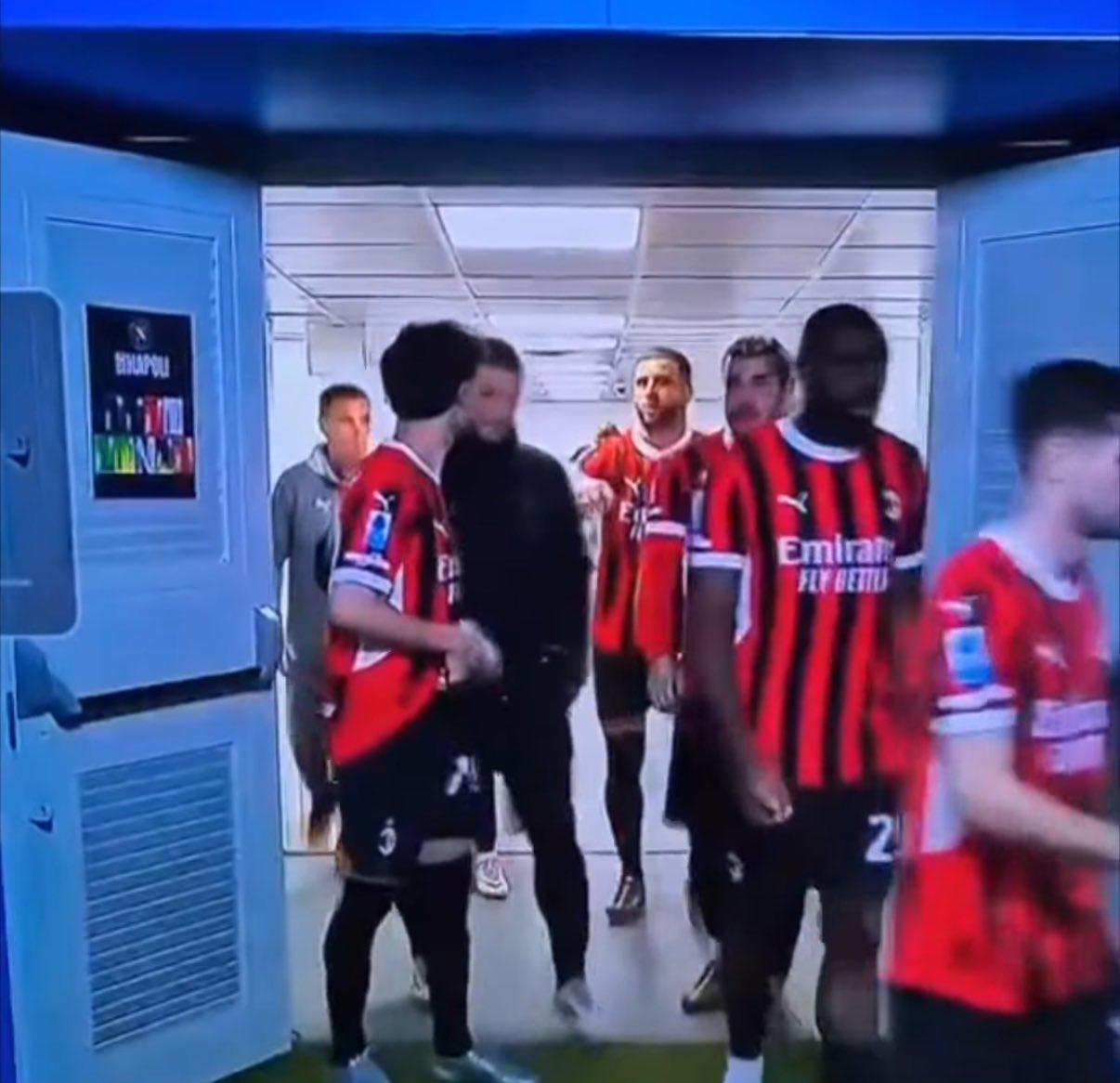 Pasa el balón, ninguno es Messi aquí; no es fácil llegar a Italia y rendir: la pelea que se dio en el Milan de Santi Gimenez