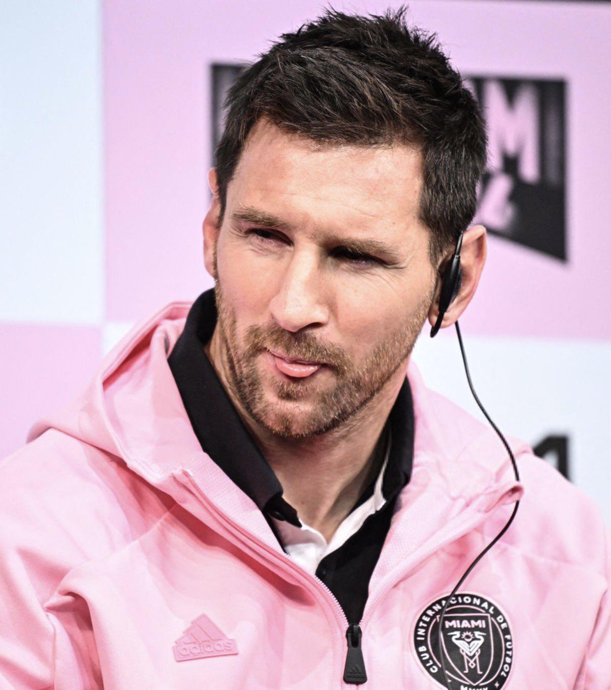 Un Messi, visiblemente cansado, daba declaraciones previo al juego amistoso del Inter de Miami contra Vissel Kobe.