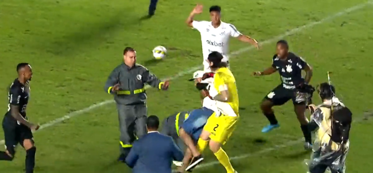 Video: furioso aficionado del Santos invade el campo y le tira una patada al portero del Corinthians