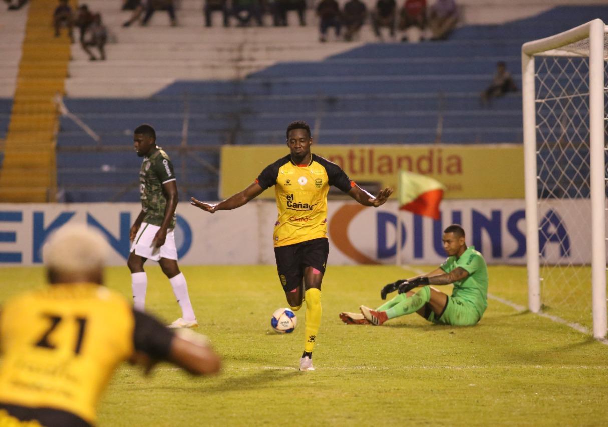 Carlos Bernárdez fue titular en ciertos tramos durante la etapa de Héctor Vargas, esto, según el entrenador, por su velocidad.