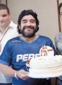 En octubre de 2006 Diego Maradona vestido con la camisa del Motagua festejó con DIEZ su cumpleaños durante una visita a San Pedro Sula. Foto DIEZ