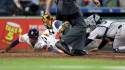 La jugada de Mauricio Dubón donde pudo darle el empate a los Astros en la última entrada, pero al final fue out en home. Foto: AFP