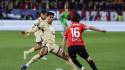 PAMPLONA, 02/05/2026.- El delantero de Osasuna Moi Gómez (d) juega un balón ante Joao Cancelo, del Barcelona, durante el partido de LaLiga de fútbol que CA Osasuna y FC Barcelona disputan este sábado en el estadio de El Sadar, en Pamplona. EFE/Villar López