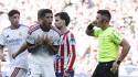 El centrocampista del Real Madrid Jude Bellingham protesta una acción durante el partido de LaLiga EA Sports entre Atlético de Madrid y Real Madrid