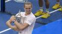 Alexander Zverev de Alemania celebra con el trofeo tras vencer a Ben Shelton de Estados Unidos en la final del Abierto de Estados Unidos.