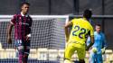 El mediocampista hondureño disputando un amistoso con la camiseta del Levante UD ante Villareal.