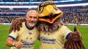 El técnico del Cruz Azul Femenino, Raúl El Potro Gutiérrez, hasta posó con el Águila, la mascota del Club América tras asistir al aniversario en el estadio Azteca.