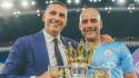 El presidente Khaldoon Al Mubarak junto con Pep Guardiola, quien dejó durante el verano pasado la dirección técnica del Manchester City.
