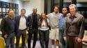 Rafael Guillén, Francis Hernández, Maynor Figueroa, Sandra Norales, Keyvan Figueroa, Keyrol Figueroa y el entrenador de la Bicolor, José Francisco Molina durante la reunión en Inglaterra. Foto cortesía