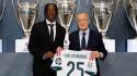 Yan Diomande junto al presidente Florentino Pérez durante su presentación como refuerzo del Real Madrid.