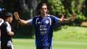El entrenador interino de Costa Rica, Bryan Ruiz, dirigiendo la práctica antes de viajar a Nicaragua para el partido de este jueves en el estadio Nacional de Managua.