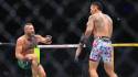 Conor McGregor sufrió una grave lesión y cayó ante Holloway en un insólito final en UFC 329.