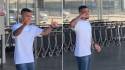 Gabriel Jesús en su llegada a Barcelona saludando a los medios de comunicación que lo esperaban.