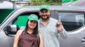 Angelo Meléndez y su esposa celebran frente al KIA Tasman al recibir las llaves del vehículo que ganó en la promoción “Ahorrá y Ganá”.