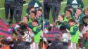 Radicales del Barcelona golpearon con los palos de las banderas a Camavinga durante el festejo del Real Madrid.