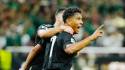 Luis Romo celebrando su gol en el estadio Akron de la ciudad de Guadalajara que le dio el triunfo a México. Foto EFE.