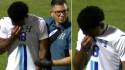 Dereck Moncada no pudo contener las lágrimas tras abandonar el campo por unas molestias en su tobillo.