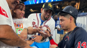 El pelotero hondureño, Mauricio Dubón, firmando bandera y pelotas a sus compatriotas en Miami, Florida.