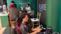 Las personas que visitaron el stand de LAFISE en Expomóvil tuvieron la oportunidad conducir un vehículo Fórmula 1 mediante la realidad virtual en una experiencia innovadora y diferente.