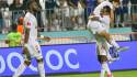 Imanol Enriquez celebrando con Edwin Rodríguez luego de marcar el 3-1 en el clásico capitalino.