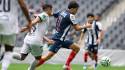 El hondureño Carlos Pineda persigue a un jugador de Rayados de Monterrey durante el partido amistoso que se disputó en territorio mexicano.