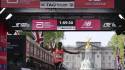 El keniano Sabastian Sawe cuando llegaba a la meta y romper el récord Mundial de una maratón al ganar la de Londres y convertirse en el hombre más rápido en completar la ruta. Foto EFE
