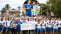 El platel del Victoria posando con Shin Fujiyama y el cheque que entregó el presidente del equipo, el también influencer, Carlos Eduardo Espina.