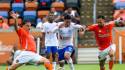 El delantero Michaell Chirinos conduce la pelota ante la marca de dos defensores del Houston Dynamo durante el amistoso disputado en el Shell Energy.
