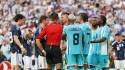 Los futbolistas hondureños le reclaman al árbitro pero no cambió la decisión tras el pisotón del Búho Meléndez.