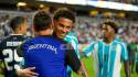 David Ruiz se saluda con Lionel Messi al final del partido, ambos son compañeros en el Inter Miami de la MLS.