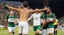 Brian Farioli celebras con sus compañeros el gol del empate que mantiene con vida a Marathón en la final del Clausura.
