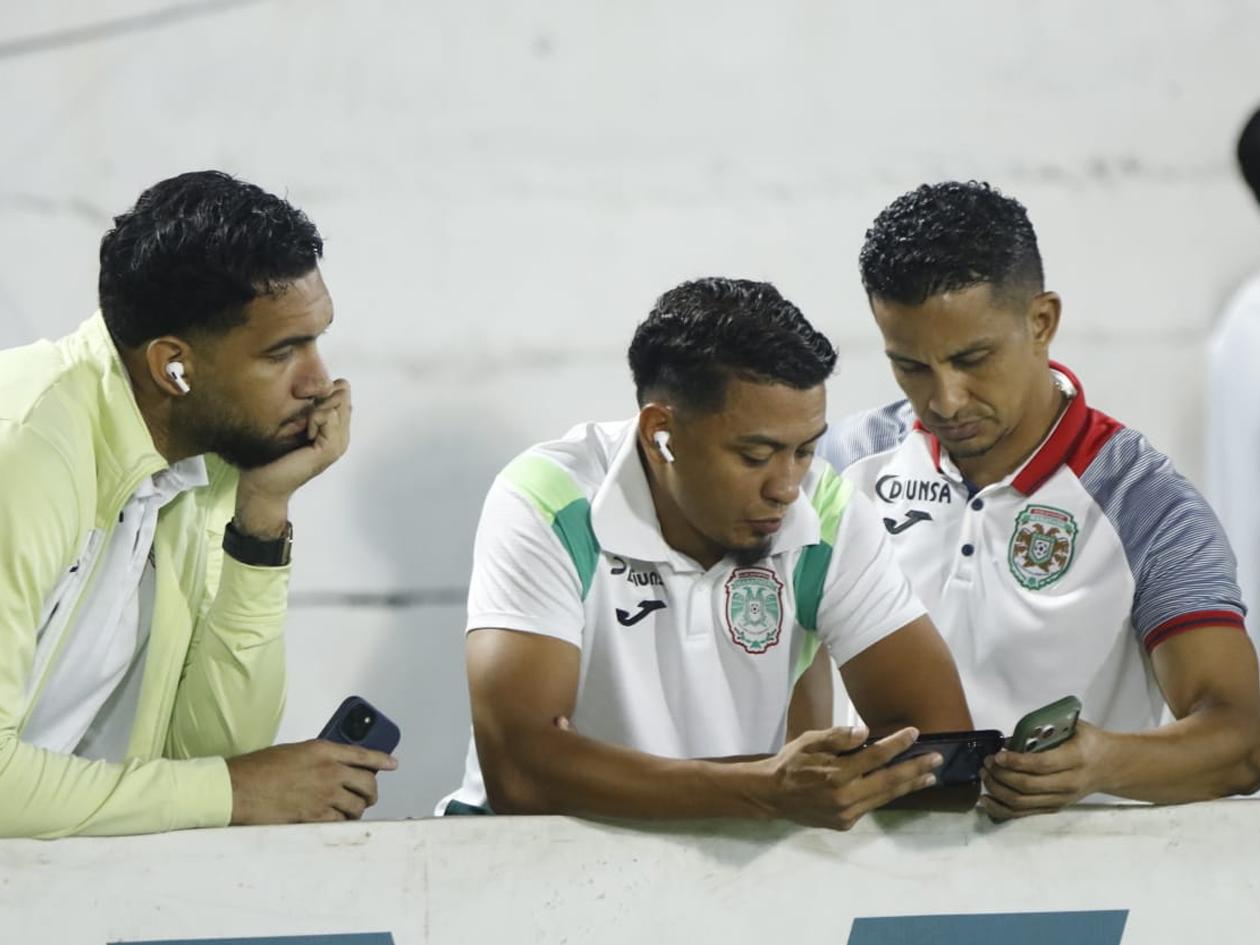 Mario Berríos, Alexy Vega y Samudio pendiente del juego entre Motagua y Génesis.