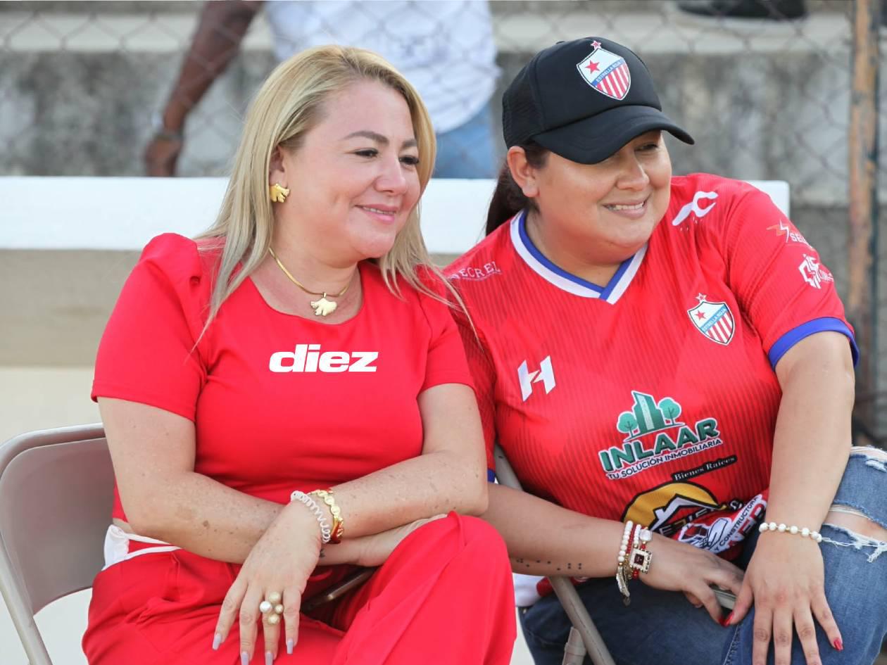 Las damas a la expectativa del inicio del partido en el estadio Marcelo Tinoco.