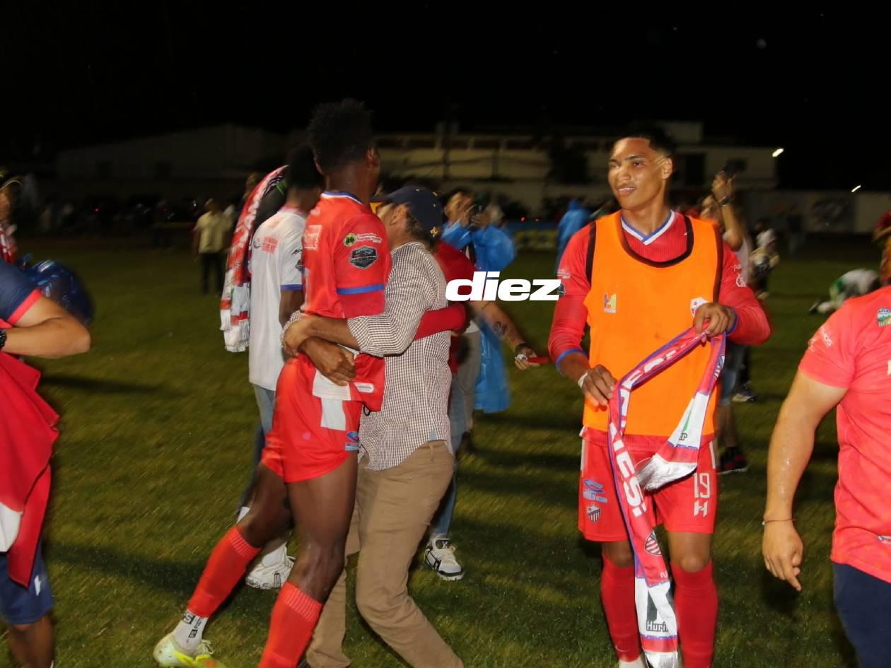 Estrella Roja celebrando al finalizar el partido ante Hondupino.