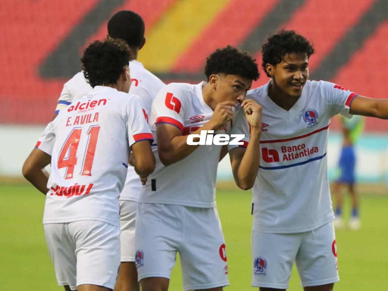 César Romero celebrando el primer gol del Olimpia en el juego.