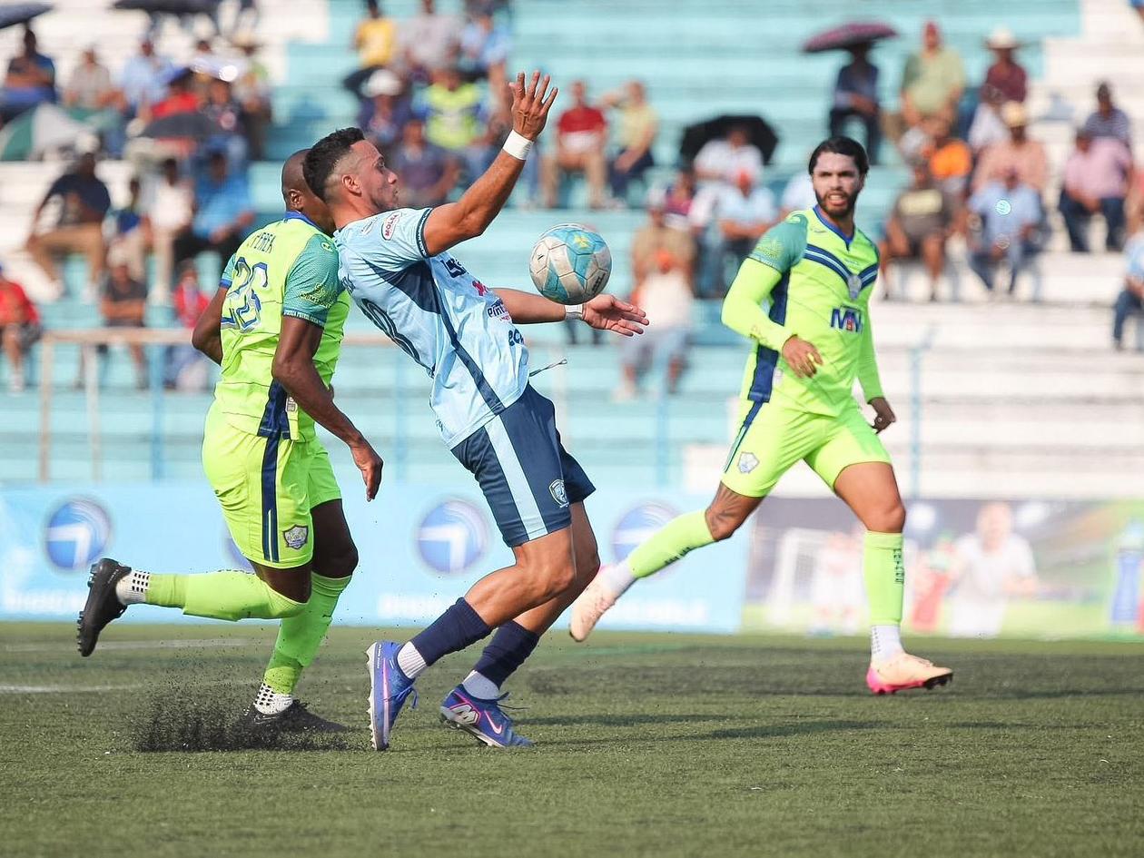 Ángel Tejeda busca escaparse de la marca de Perea. FOTO: Cortesía Axel Flores.