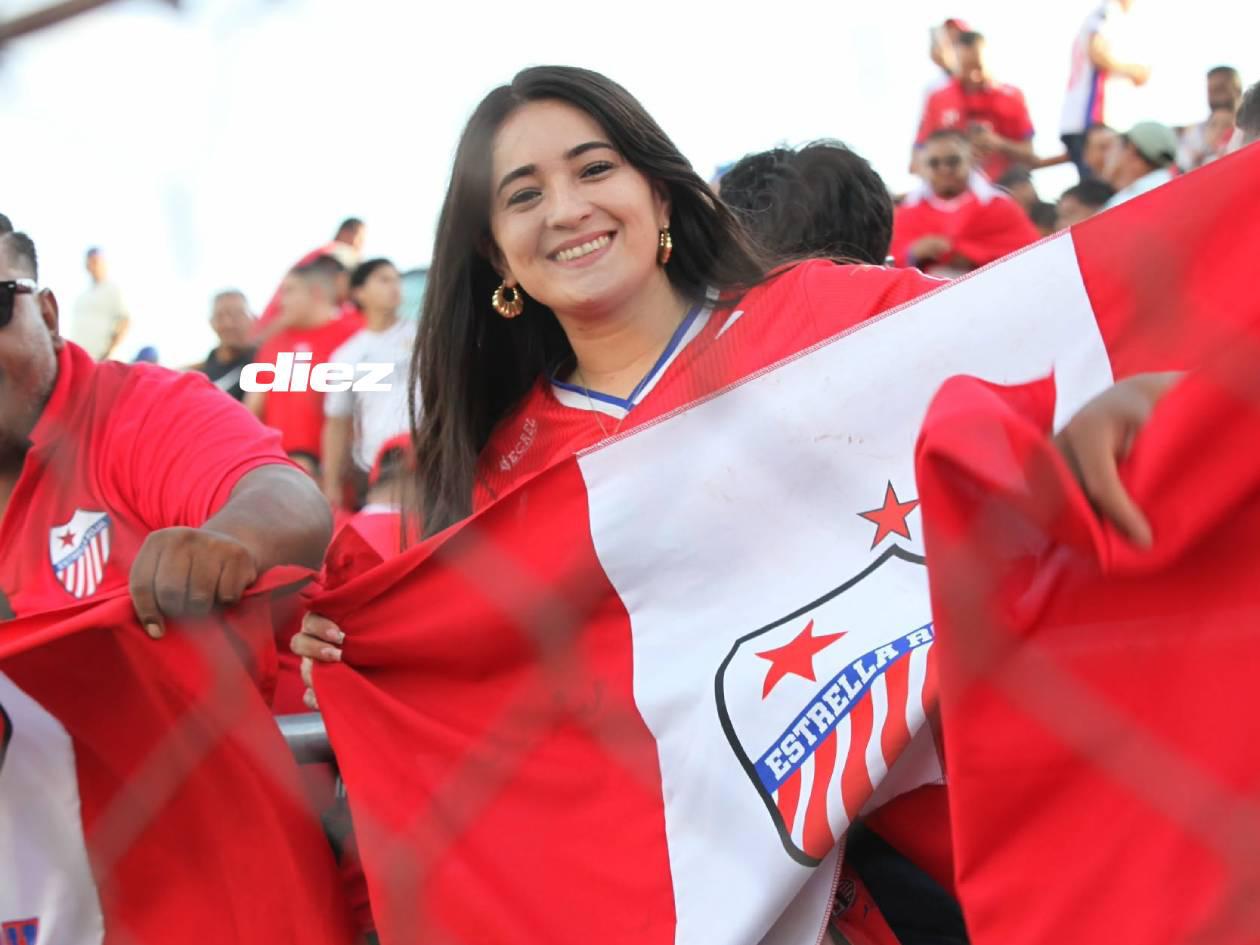 Pasión desde las gradas del estadio Marcelo Tinoco por parte de los aficionados.