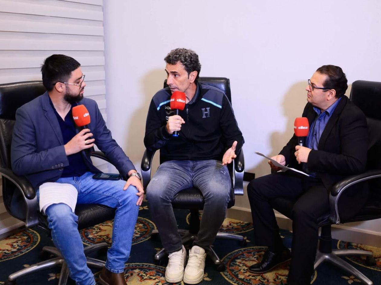 El entrenador José Molina dialogando con nuestros periodistas Jafeth Moreno y Arturo Nolasco en un mano a mano con DIEZ.