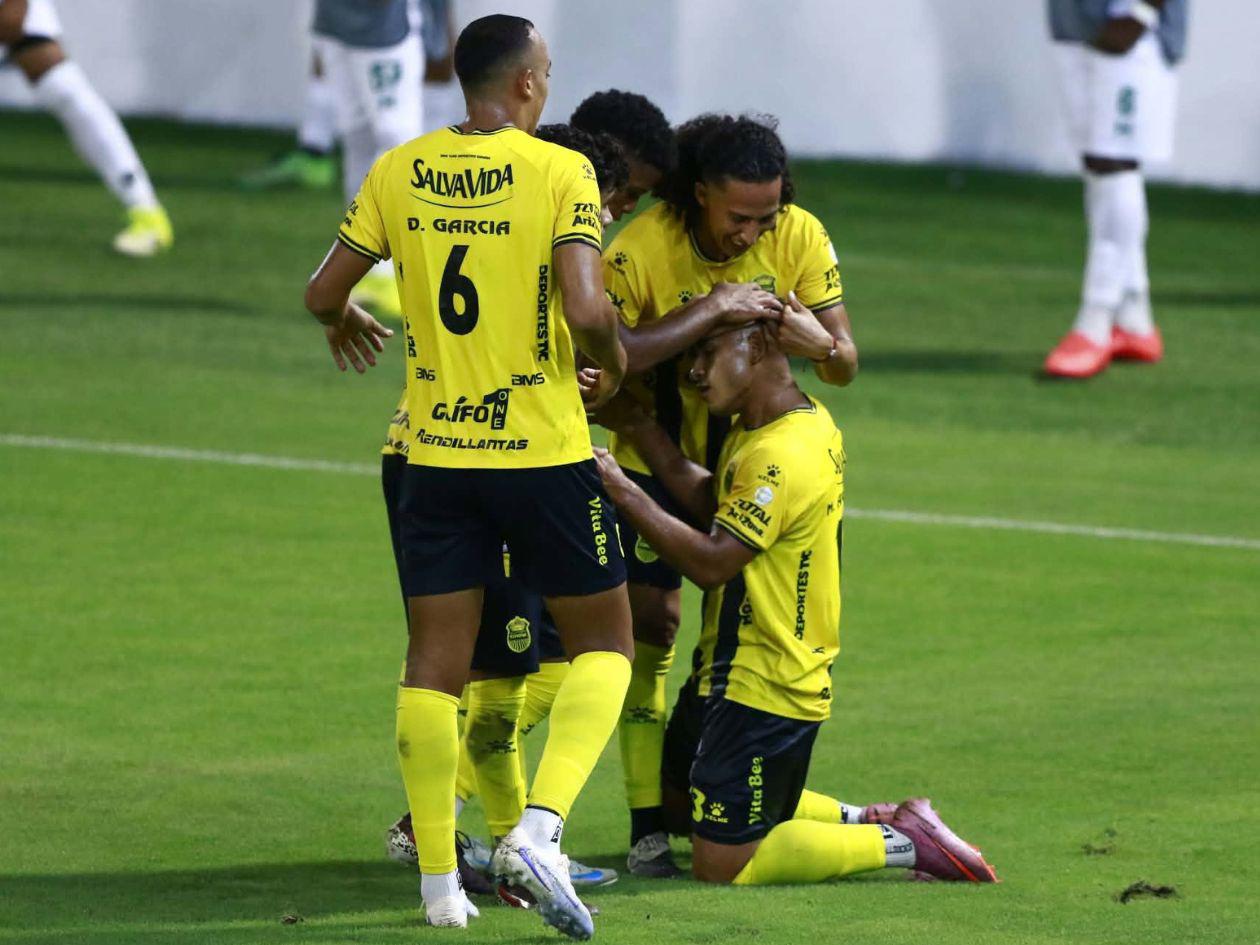 Marco Tulio Aceituno firmó dos goles en el primero tiempo para Real España en el Morazán. (Foto Neptalí Romero)