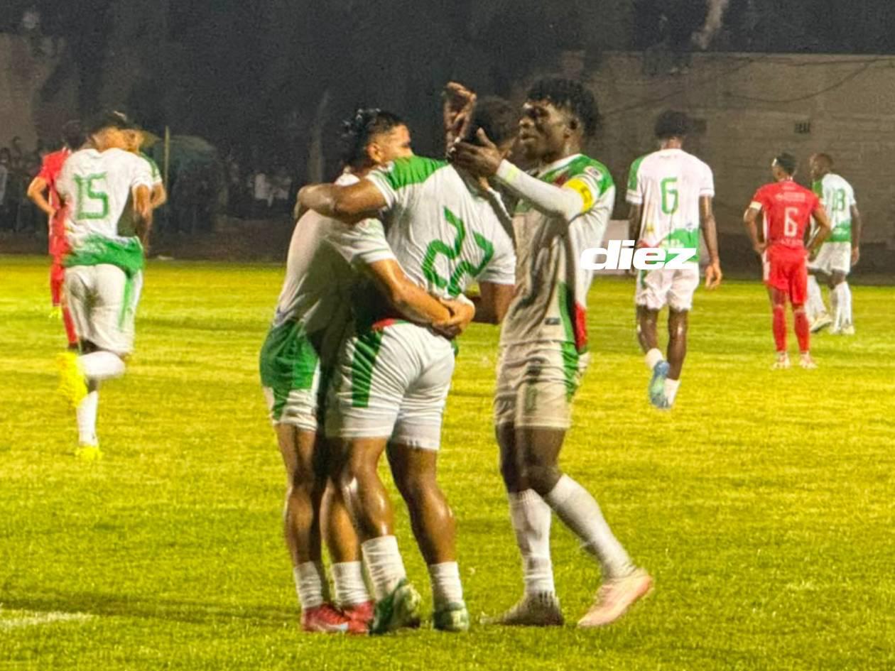 Cristian Willy Dereck abrazado por sus compañeros al anotar para Hondupino.