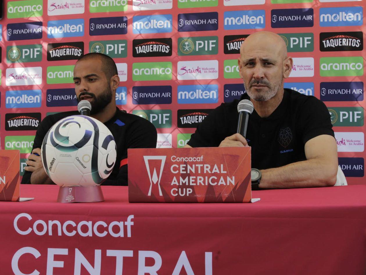 Eduardo Espinel compartió la rueda de prensa con el guardamente Edrick Menjívar.