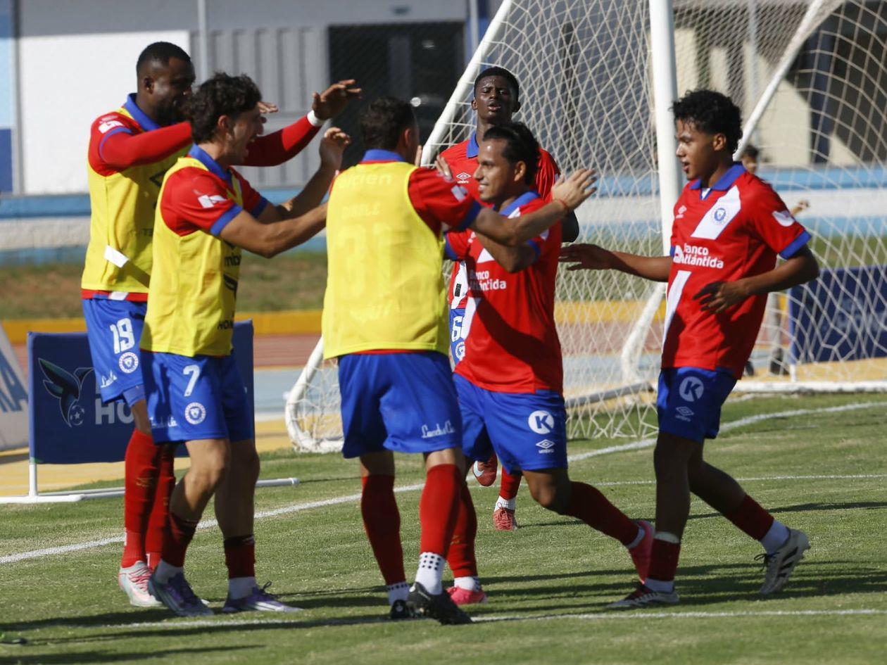 Edwin Rodríguez firmó un golazo desde fuera del área en el triunfo sobre Juticalpa. (Foto por Estalin Arías)