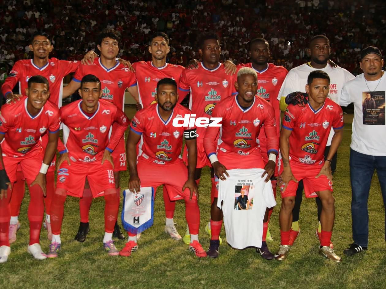 El 11 titular de la gran final en Danlí y el respaldo al técnico Óscar Isaula, de camisa blanca, en homenaje a su padre.